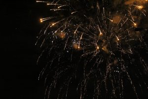 fogos de artifício explodem no céu de Barueri