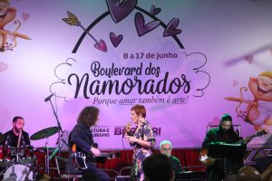Mafalda se apresentando durante bulevard dos namorados