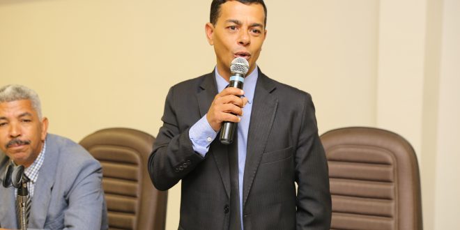 vereador Renatinho discursa durante sessão da câmara de Itapevi