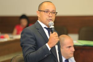 Vereador Aparecido discursa durante sessão ordinária da câmara de Itapevi