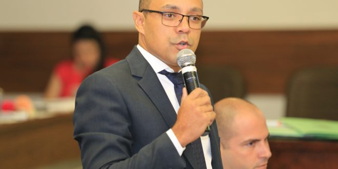 Vereador Aparecido discursa durante sessão ordinária da câmara de Itapevi