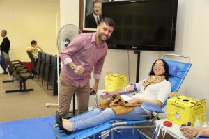Bruxão Cavanha e doadora de sangue sorriem para a câmera