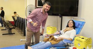 Bruxão Cavanha e doadora de sangue sorriem para a câmera