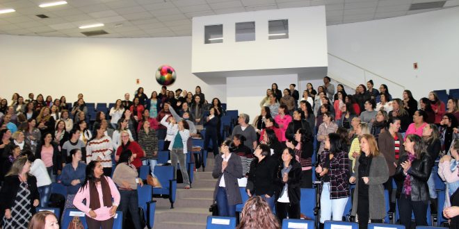 1.800 assistentes de desenvolvimento infantil recebem formação continuada da Coordenadoria de Educação Infantil, em parceria com o Departamento de Apoio Pedagógico da Secretaria de Educação