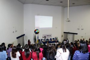 1.800 assistentes de desenvolvimento infantil recebem formação continuada da Coordenadoria de Educação Infantil, em parceria com o Departamento de Apoio Pedagógico da Secretaria de Educação