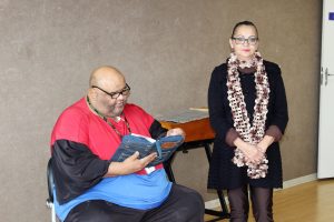 o professor Gelson Inácio dos Santos fala aos alunos