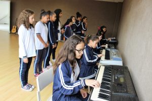 alunos tocam teclado na Emef Eizaburo Nomura, em Barueri