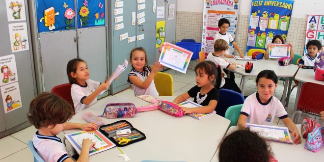 alunos da Emei Pazinato praticando inglês