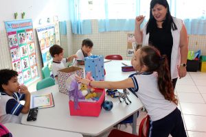 alunos da Emei Pazinato praticando inglês