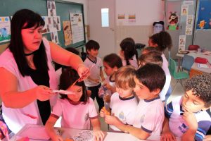 alunos da Emei Pazinato praticando inglês