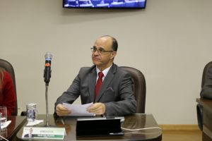Julio Portela durante sessão na Câmara de Itapevi