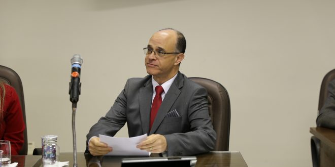 Julio Portela durante sessão na Câmara de Itapevi