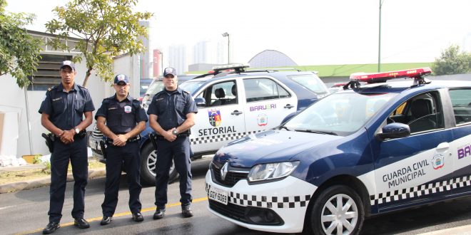guardas civis de Barueri posam ao lado de viaturas