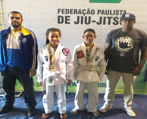 atletas de jiu-jitsu de Barueri posam para foto