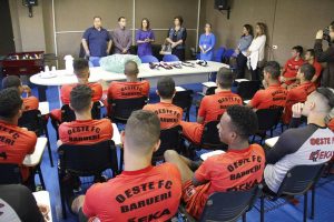 jogadores do Oeste Barueri e os materiais doados ao Fundo Estrela Guia