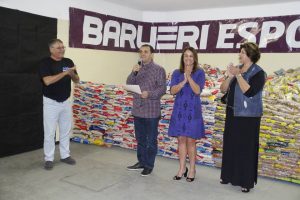 mestre Otávio de Almeida Júnior, presidente da Federação Paulista de Jiu-Jítsu e os materiais doados ao Fundo Estrela Guia