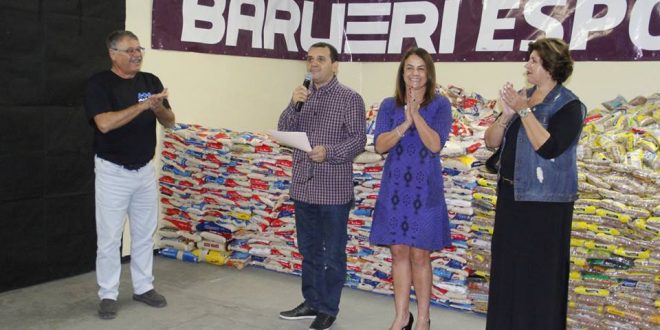 mestre Otávio de Almeida Júnior, presidente da Federação Paulista de Jiu-Jítsu e os materiais doados ao Fundo Estrela Guia