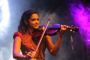 Lucy Alves se apresenta no Arraiá de Barueri