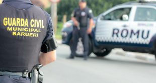 agentes da guarda civil de Barueri ao lado de viaturas da ROMU