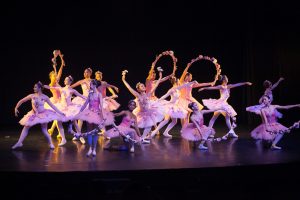 participantes femininas do FEstival Barueri de Dança se apresentando