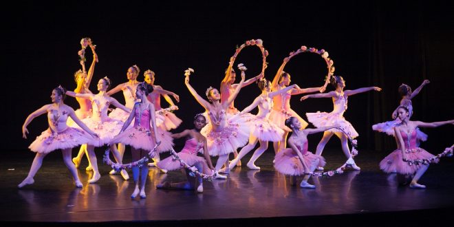 participantes femininas do FEstival Barueri de Dança se apresentando