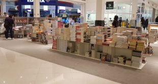 pilhas de livros em quiosques da feira de livros Promo Livros no Parque Shopping Barueri