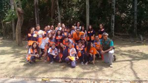 público posa para foto durante atividade educativa no Parque Ecológico de Barueri