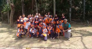 público posa para foto durante atividade educativa no Parque Ecológico de Barueri