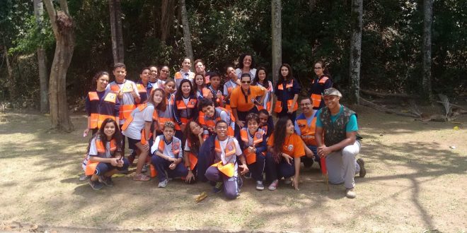 público posa para foto durante atividade educativa no Parque Ecológico de Barueri
