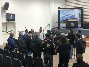pessoas reunidas na Câmara de Barueri durante a entrega da placa de instalaçao modelo de sustentabilidade