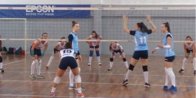 garotas disputando uma partida de vôlei em Barueri