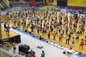 dezenas de pessoas reunidas no Ginásio Poliesportivo José Corrêa para a Zuumbalada
