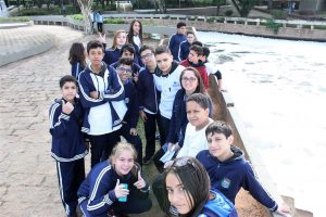 alunos da Emef Alexandrino da Silveira Bueno posam no Memorial do Rio Tietê em Salto