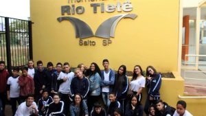 alunos da Emef Alexandrino da Silveira Bueno posam no Memorial do Rio Tietê em Salto