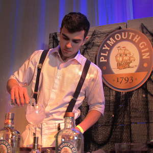 barman preparando drinks com gin para o Gin Day