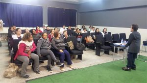 o professor e sociólogo Edecarlos Brizola em palestra na Emef Armando Cavazza