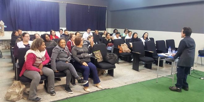 o professor e sociólogo Edecarlos Brizola em palestra na Emef Armando Cavazza