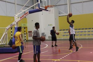 alunos do polo de basquete de Barueri praticam o esporte