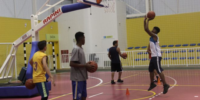 alunos do polo de basquete de Barueri praticam o esporte