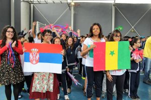 alunos representando a Sérvia e Senegal