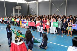alunos participando do evento de abertura da Copa na escola