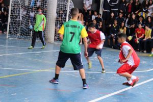 alunos jogando uma partida de futsal