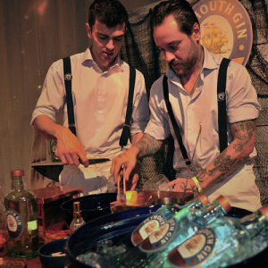 barmen preparando drinks com gin para o Gin Day
