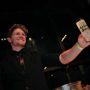 barman preparando drinks com gin para o Gin Day