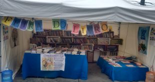 uma banca de livros na Feira Cultural