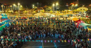 multidão reunida no centro de convivência do idoso para a festa junina da terceira idade em Santana de Parnaíba