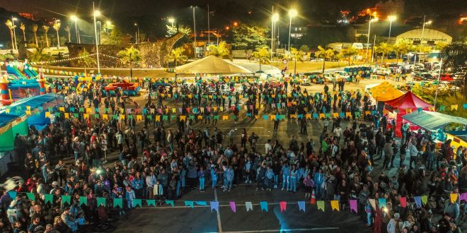 multidão reunida no centro de convivência do idoso para a festa junina da terceira idade em Santana de Parnaíba