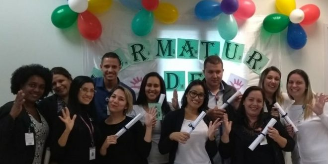alunos da turma do curso de Libras no Hospital Municipal de Barueri exibem certificados enquanto posam para foto