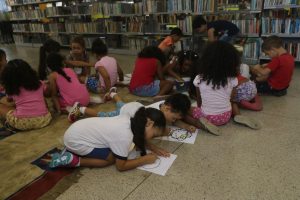 crianças desenhando em biblioteca de Barueri durante programação do Biblioférias