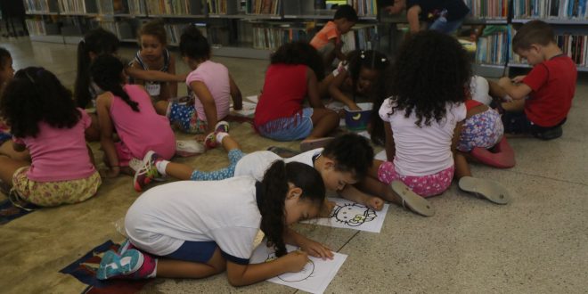 crianças desenhando em biblioteca de Barueri durante programação do Biblioférias